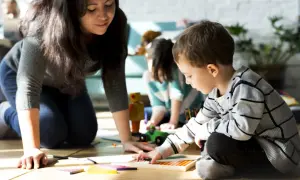 Ile godzin pracuje opiekunka w żłobku? Sprawdź, co musisz wiedzieć