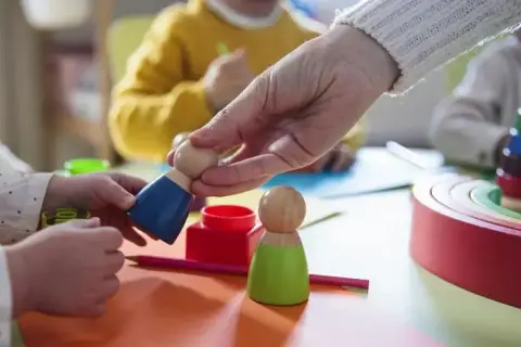 Kiedy posłać dziecko do żłobka, aby uniknąć problemów emocjonalnych?