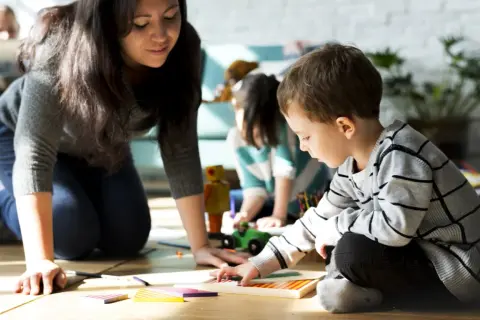 Ile godzin pracuje opiekunka w żłobku? Sprawdź, co musisz wiedzieć