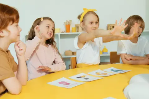 Czy żłobek podlega pod oświatę? Oto co musisz wiedzieć o regulacjach