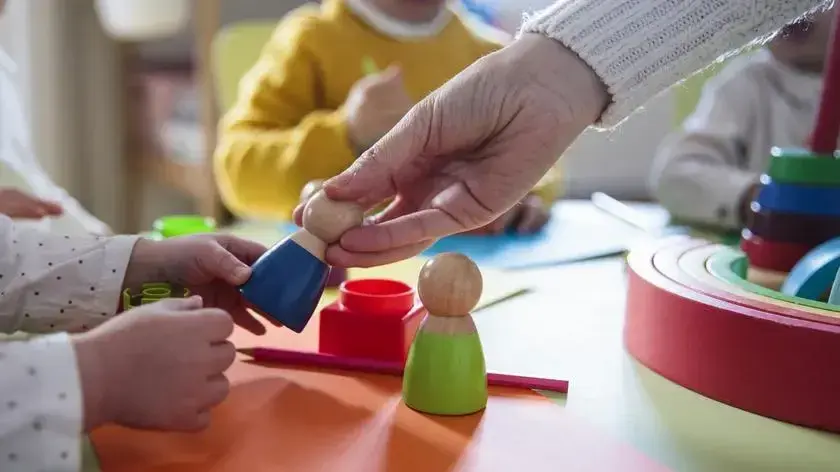 Kiedy posłać dziecko do żłobka, aby uniknąć problemów emocjonalnych?