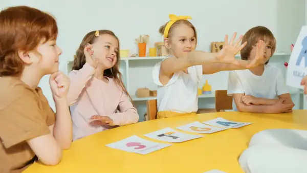 Czy żłobek podlega pod oświatę? Oto co musisz wiedzieć o regulacjach